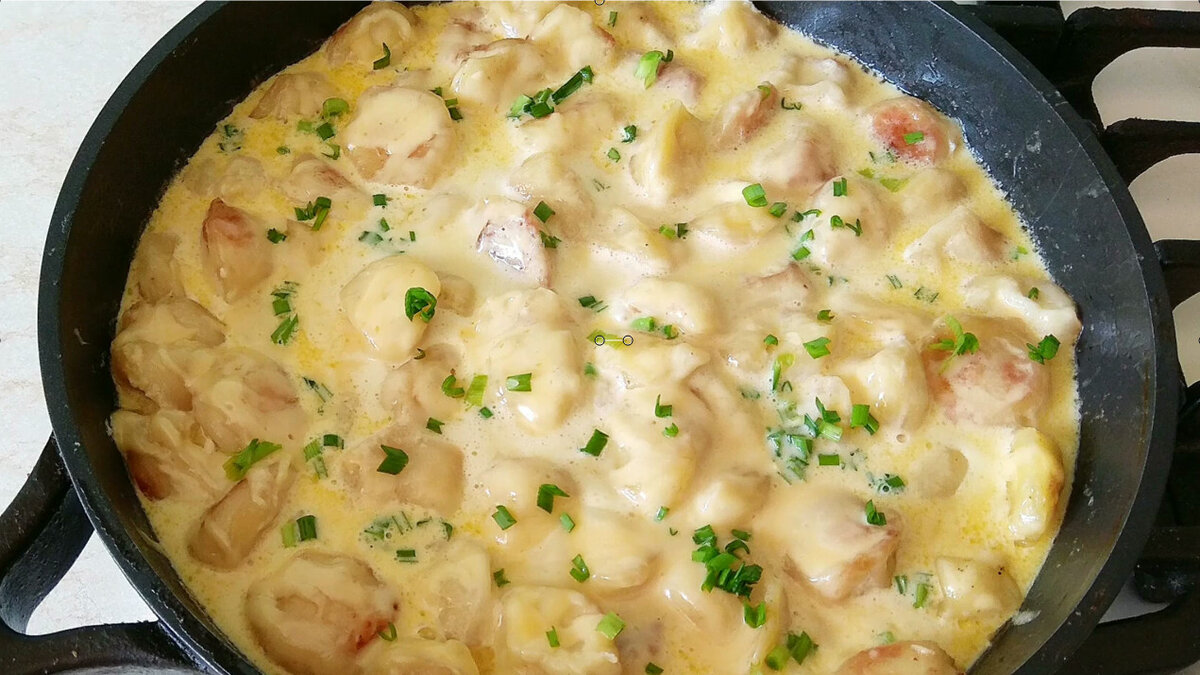 Жареные пельмени с сыром и сметаной