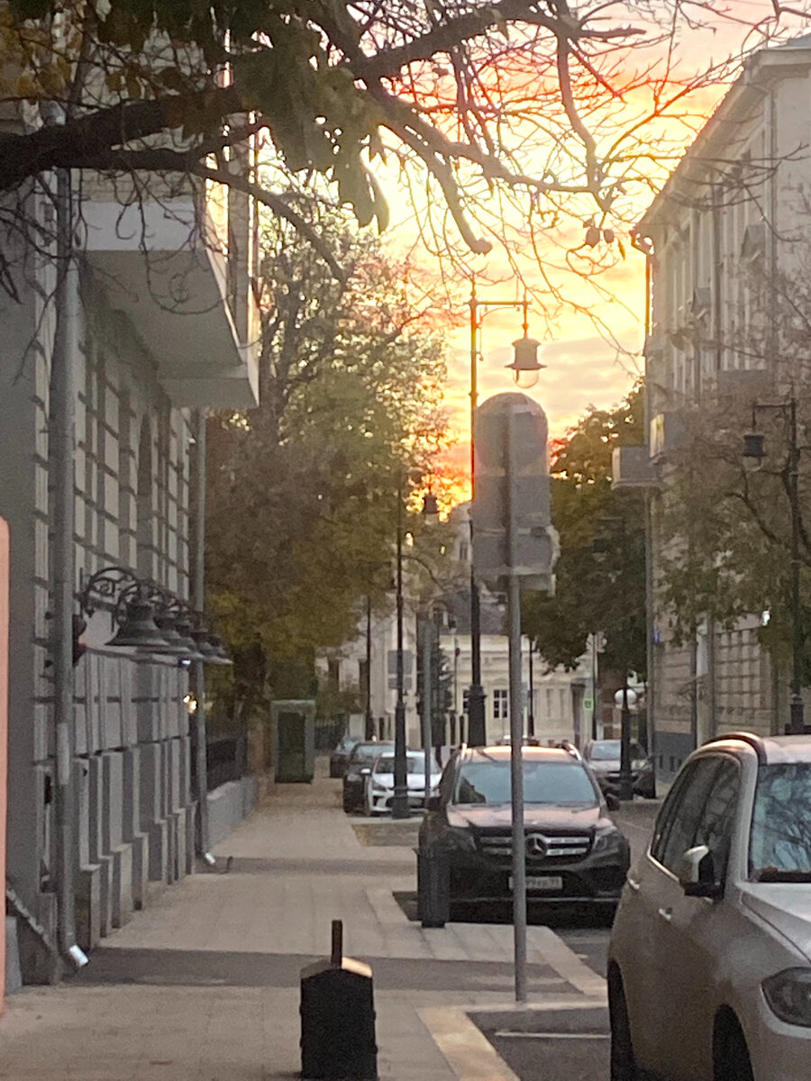 Рассвет. Москва. Пречистенский переулок. 26.10.22