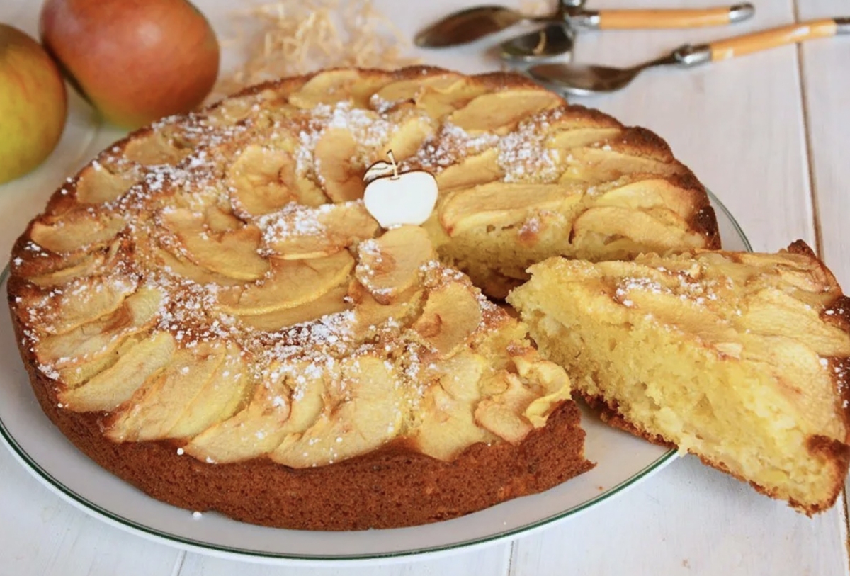 Рецепт вкусной шарлотки в духовке. Десерт шарлотка с яблоками. Шарлотта пирог. Шарлот яблочный. Яблочная шарлотка на кефире.