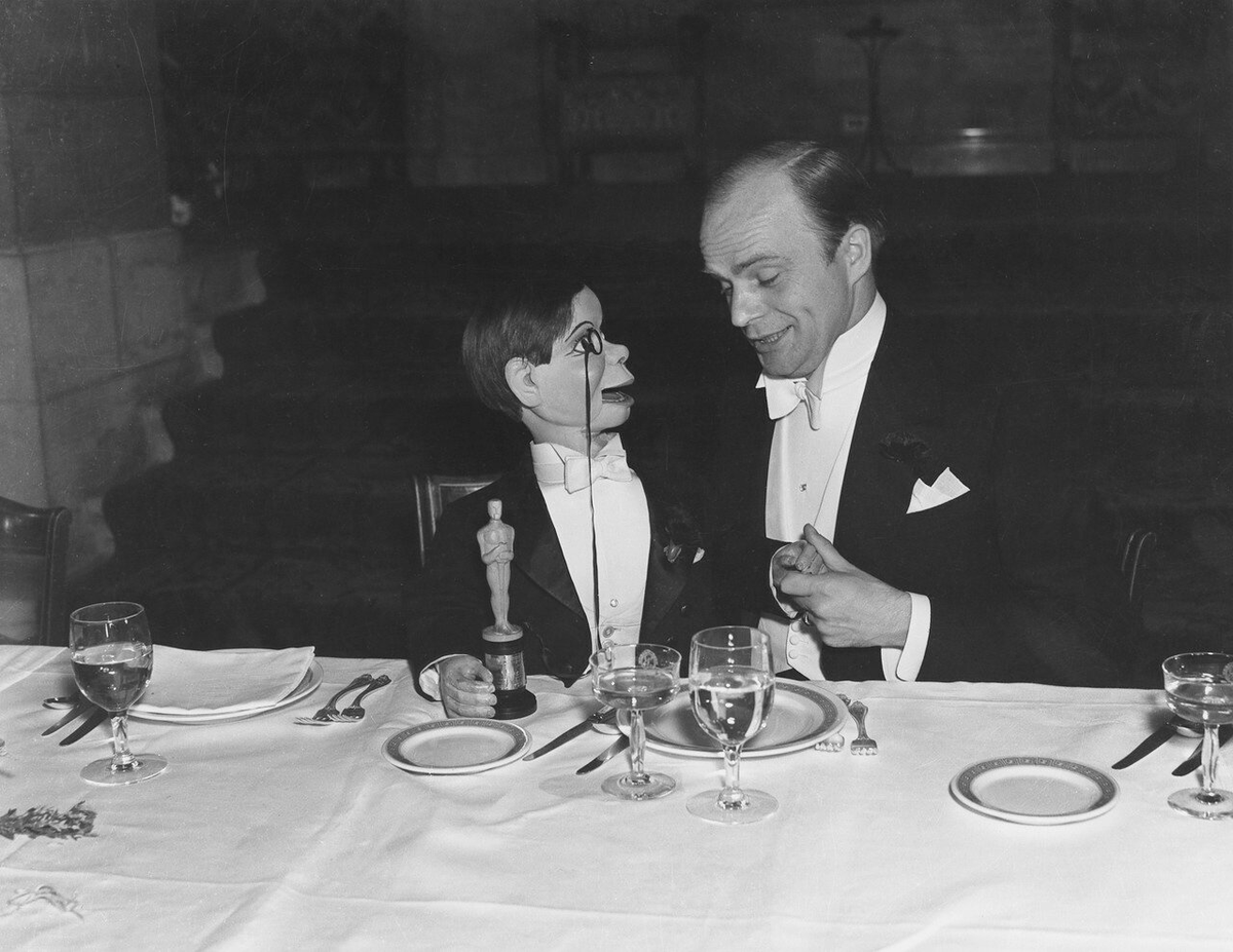 "Чарли МакКарти" и чревовещатель Эдгар Берген.