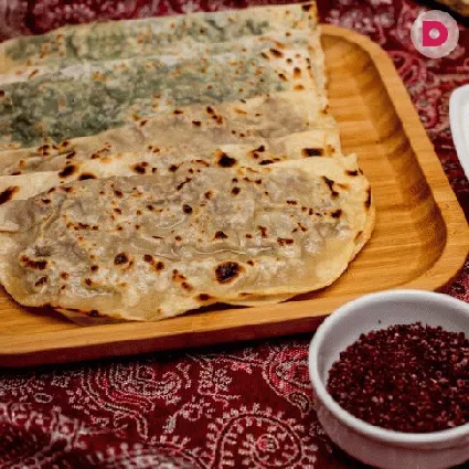 Азербайджанские кутабы – вкусная аппетитная выпечка. Существует огромное количество рецептов приготовления кутабов с различными начинками. Как правило, наиболее часто такие пирожки готовят весной и осенью.