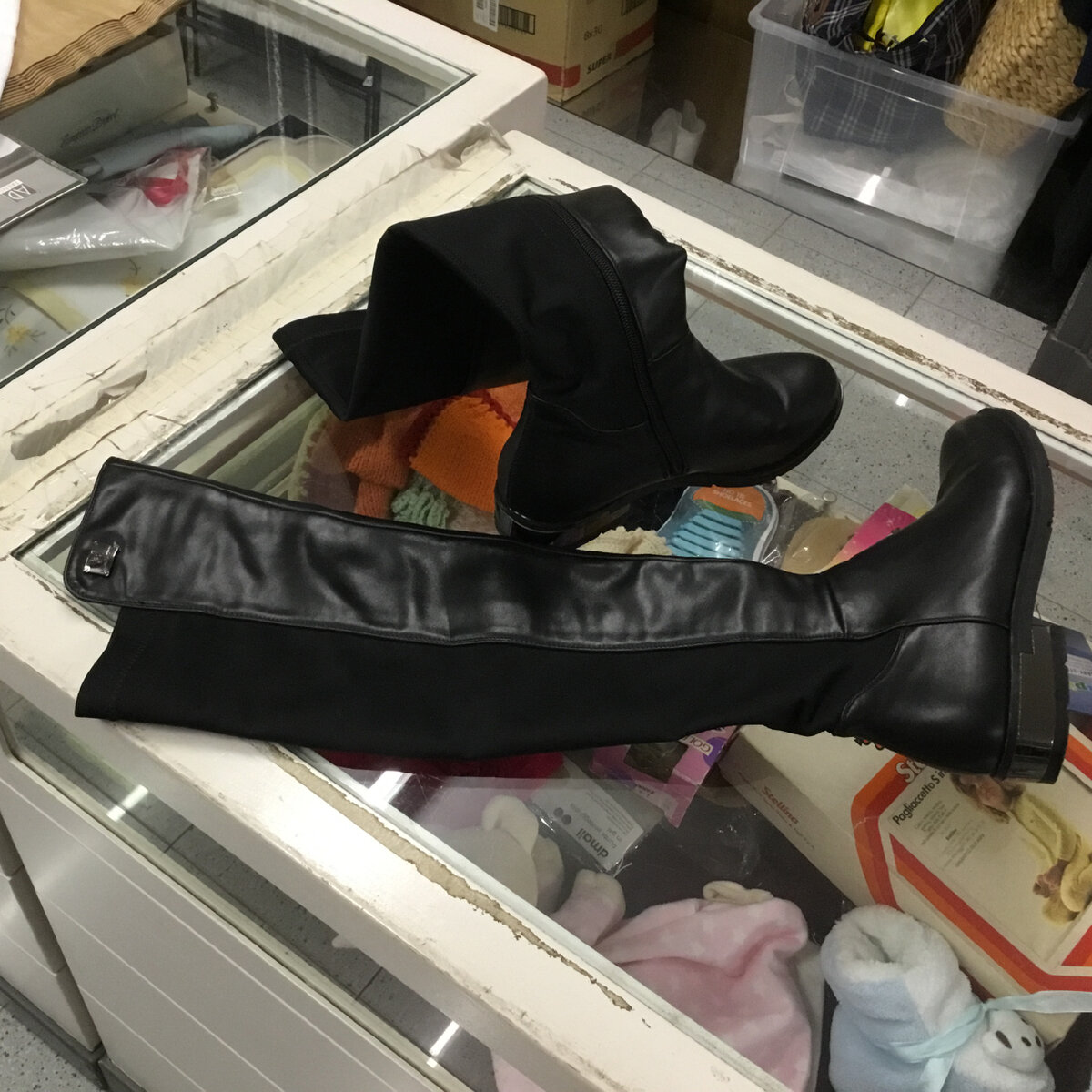 Голенища очень мягкие и самостоятельно стоять не могут…