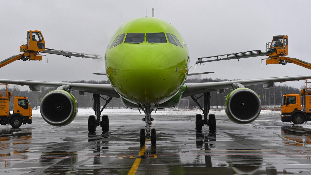    Противообледенительная обработка самолета авиакомпании S7 Airlines перед полетом в международном аэропорту Домодедово© РИА Новости / РИА Новости