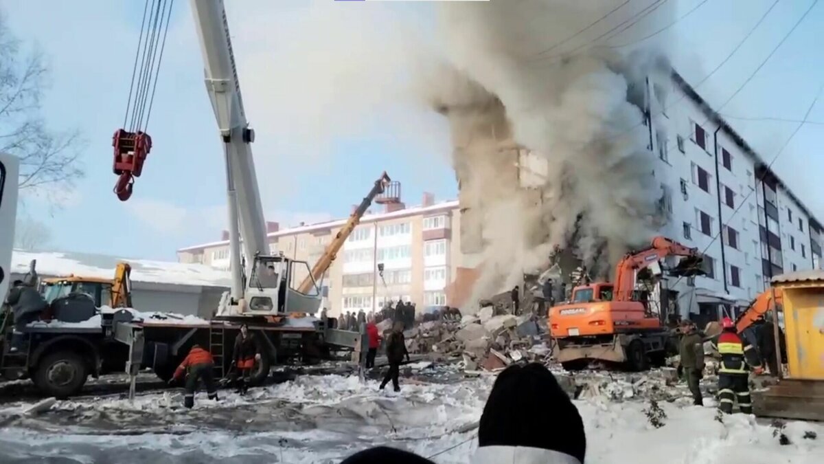     В Сахалинской области произошёл взрыв в пятиэтажном жилом доме. Под завалами продолжают обнаруживать погибших и пострадавших, пишут «Новые Известия».