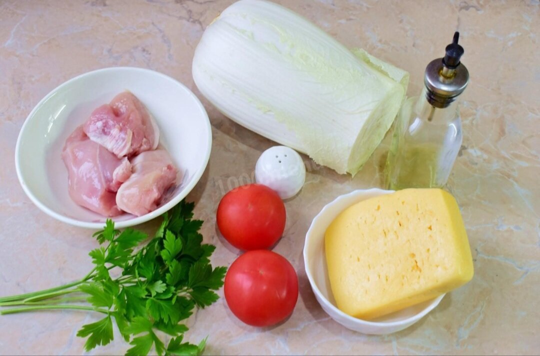 Как сделать салат из пекинской капусты с курицей? Подготовьте для этого необходимые ингредиенты. Куриное мясо выбирайте без костей. Отличным вариантом будет куриное филе или мясо голеней. Сыр берите на свой вкус, главное, чтобы хорошо терся на терке и был вкусный.