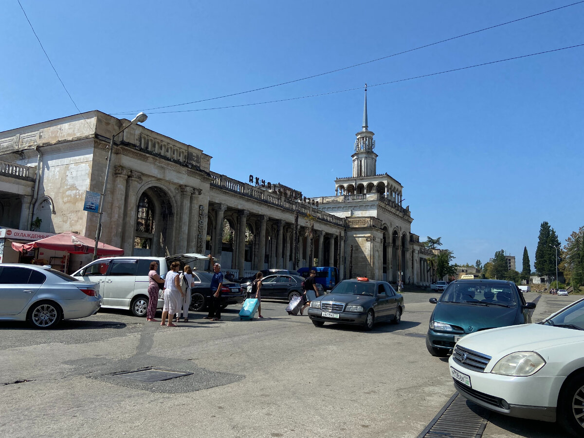 Ж/д вокзал Сухум, вид со стороны города