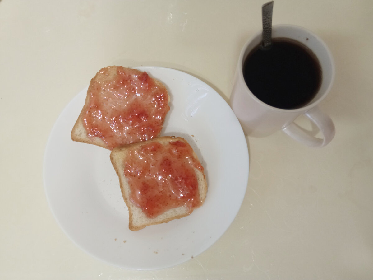 Кофе и тосты с клубничным джемом