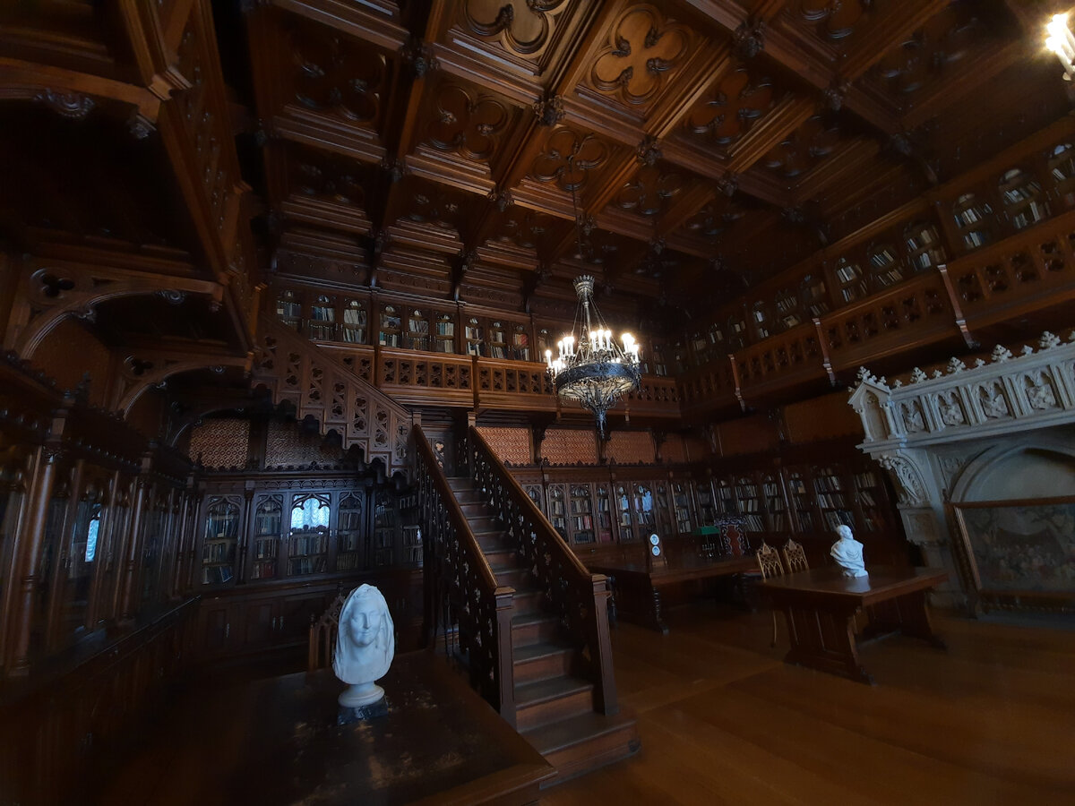 Библиотека в готическом стиле. Музей Эрмитаж. Фотография из личного архива.