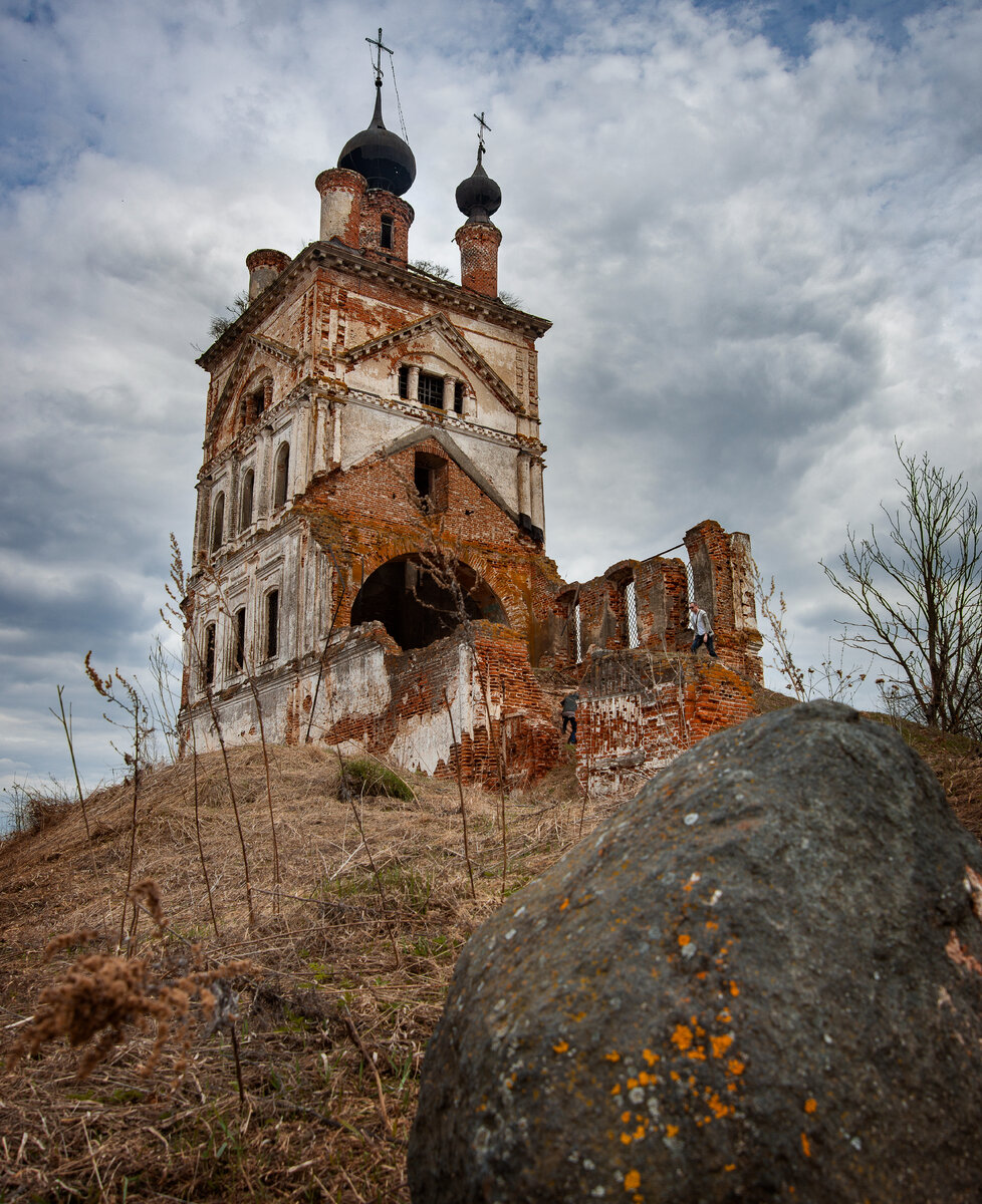 От храма остался только основной объем и руины трапезной