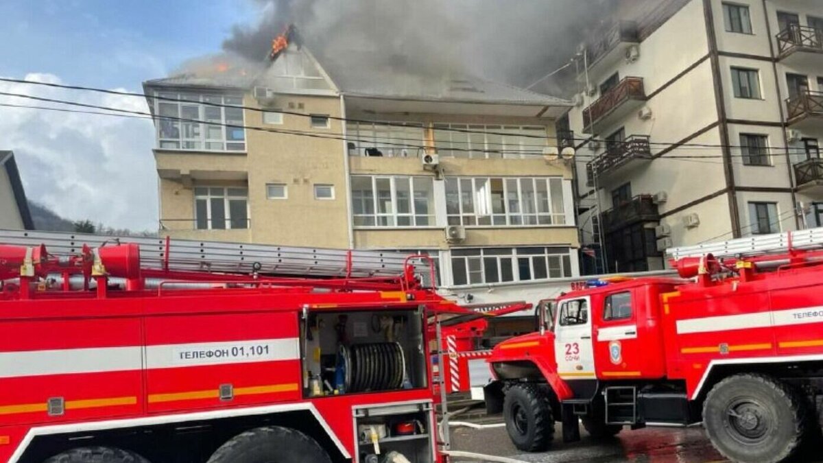     В пресс-службе ГУ МЧС России по Краснодарскому краю сообщили о возгорании в четырехэтажном жилом доме в поселке Красная Поляна. Огонь удалось локализовать на площади 300 кв. м. Из здания были эвакуированы 40 человек.