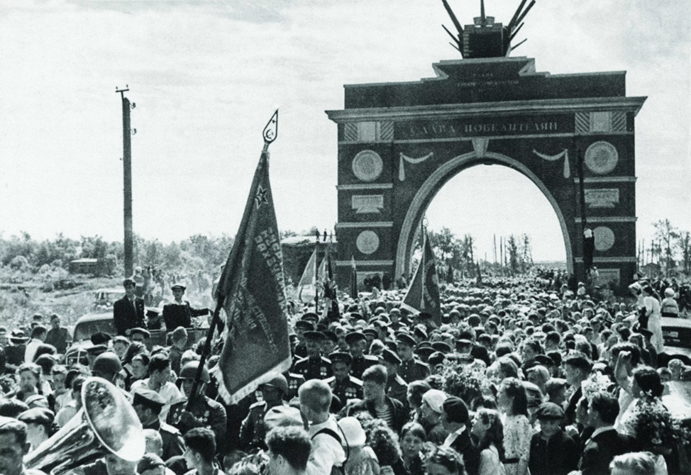 Победа ленинграда. Триумфальная арка в Автово 1945 год. Триумфальная арка 1945 Ленинград. Триумфальная арка Кировский район 1945 год. Триумфальная арка Победы в Санкт-Петербурге.