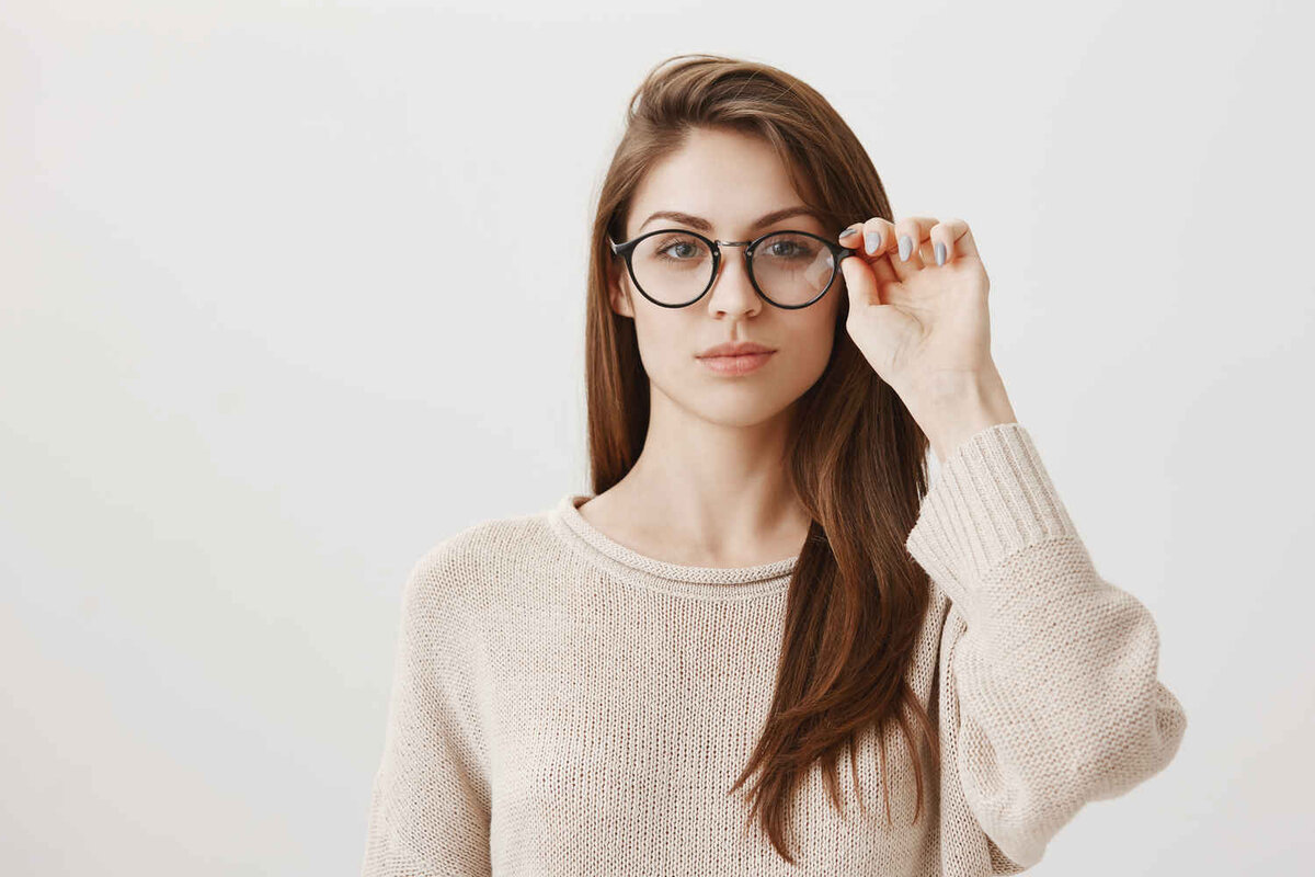 Девушки в полный рост в очках корректирующие