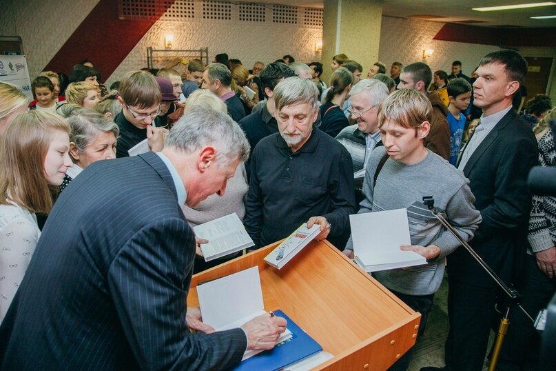 Это я подписываю книги моим дорогим читателям!