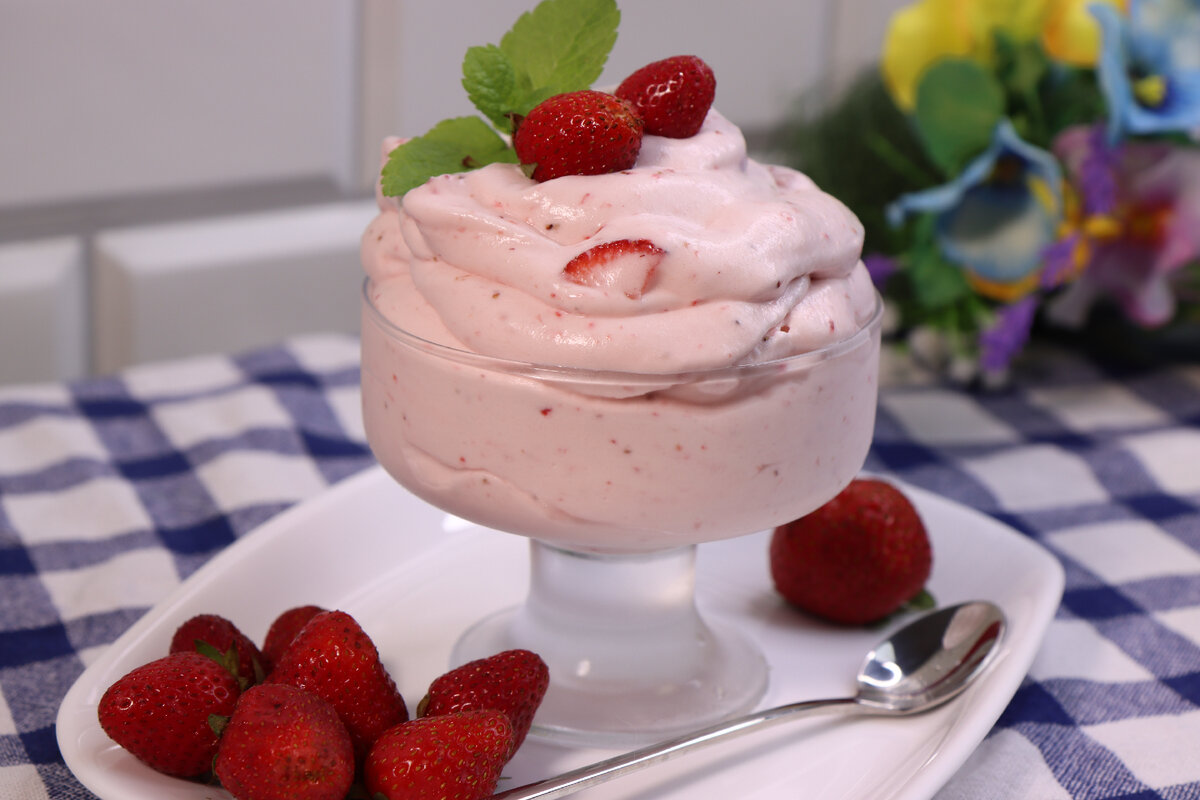 Домашнее мороженое с клубникой