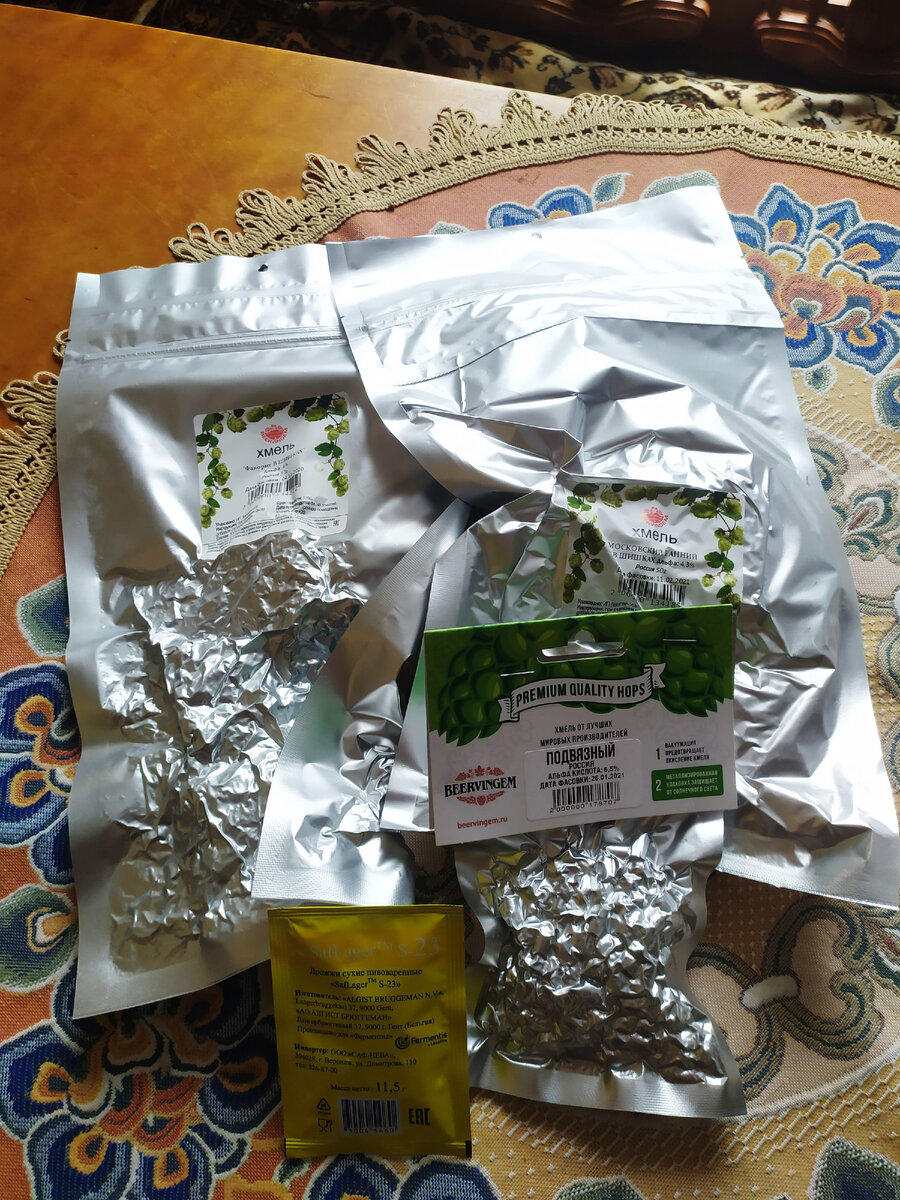 Хмель который для засыпи в банку в шишках, для варки гранулированный, так как с ним удобнее работать.