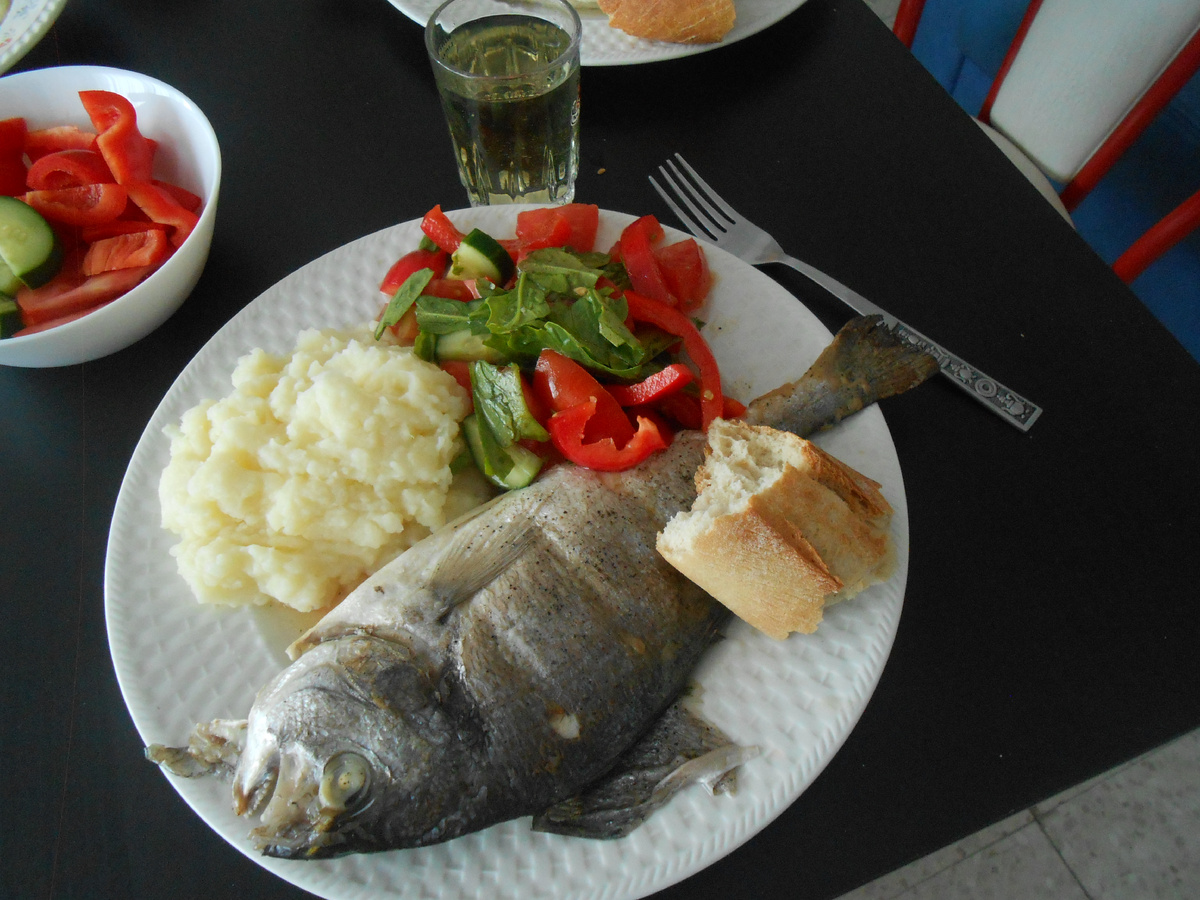Кроме рыбы, картошки и овощей, была куплена соль, масло, сахар, фольга.