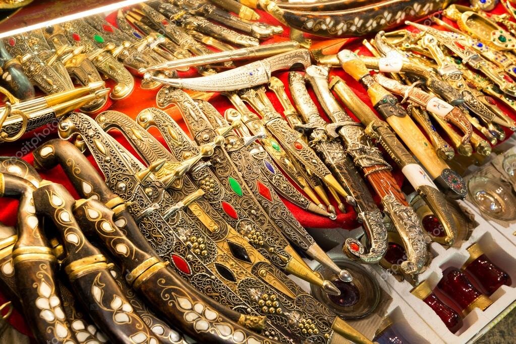 https://st.depositphotos.com/1026649/2738/i/950/depositphotos_27388167-stock-photo-east-edged-weapons-sold-in.jpg