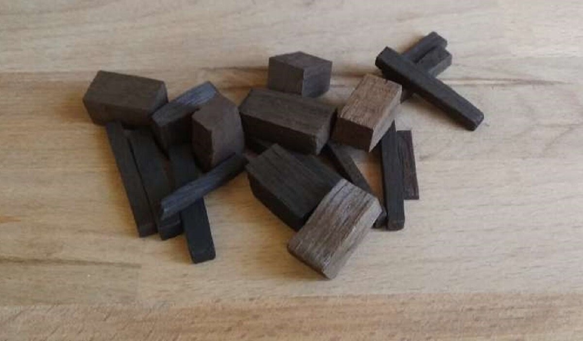 Дубовые кубики и брусочки средней и сильной степени обжарки.