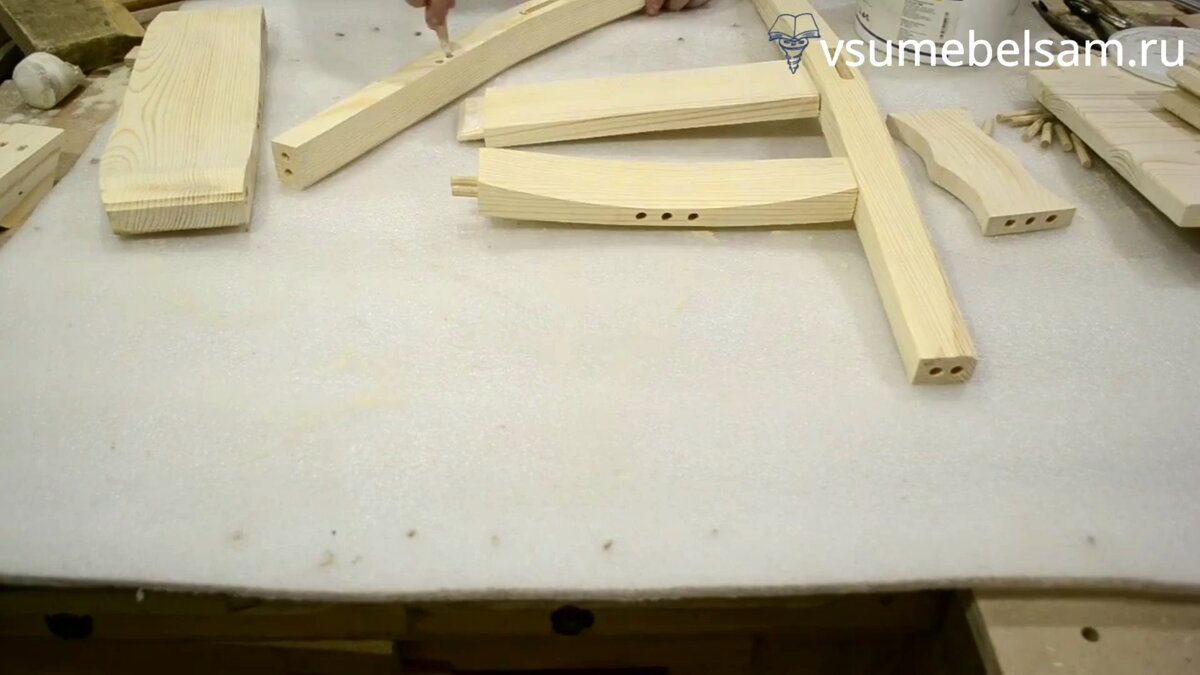 Сначала вклеивается царга и нижняя часть спинки. Фото автора