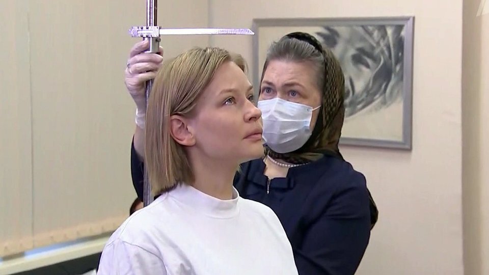 Кадр Первого канала. Юлия Пересильд готовится к полёту на МКС.