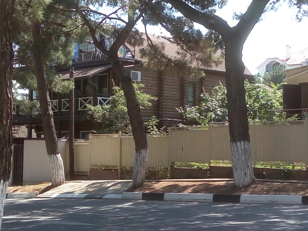 Соседний с нашим гостевой дом