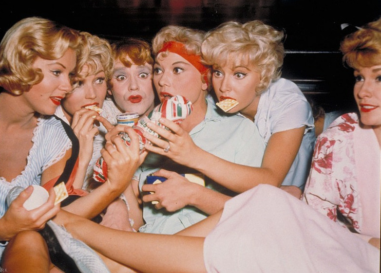 джентльмены предпочитают блондинок фильм 1953. комедии старые зарубежные 50 годов. комедии старые зарубежные 50 годов. джек леммон и мэрилин монро. в джазе только девушки фильм 1959.