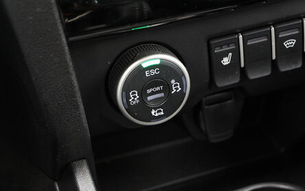 Система выбора режимов Lada Ride Select в некоторых дорожных ситуациях может сильно помочь водителю. Правда, она доступна только для машин с МКП — XRAY с вариатором такой функции лишен. 