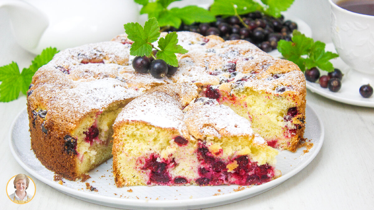 Шарлотка с яблоками и черной смородиной