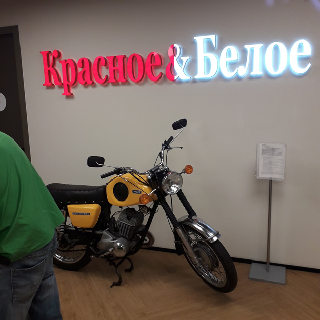 На входе в офис - мотоцикл