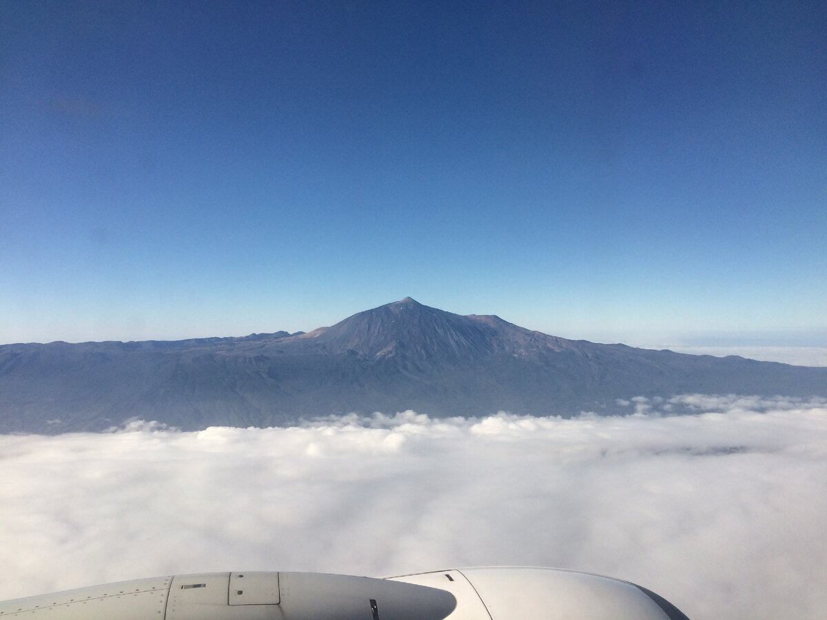 Приветственный вид вулкана Тейде на подлёте к острову мечты