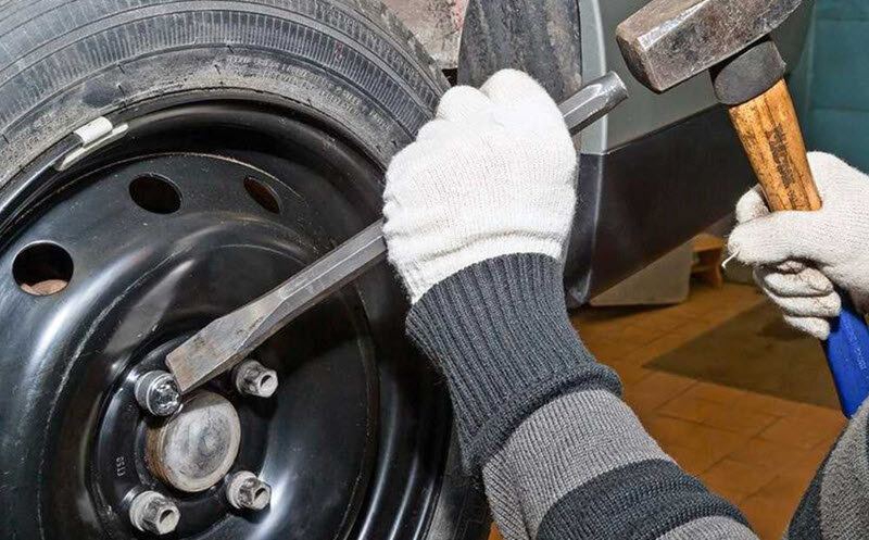 Удары зубилом по болтам диска