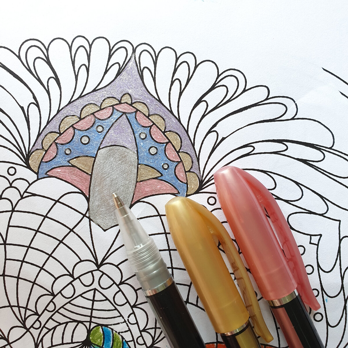 Гелевые ручки с эффектом металлик. Подойдут в качестве дополнительного штриха в конце раскрашивания