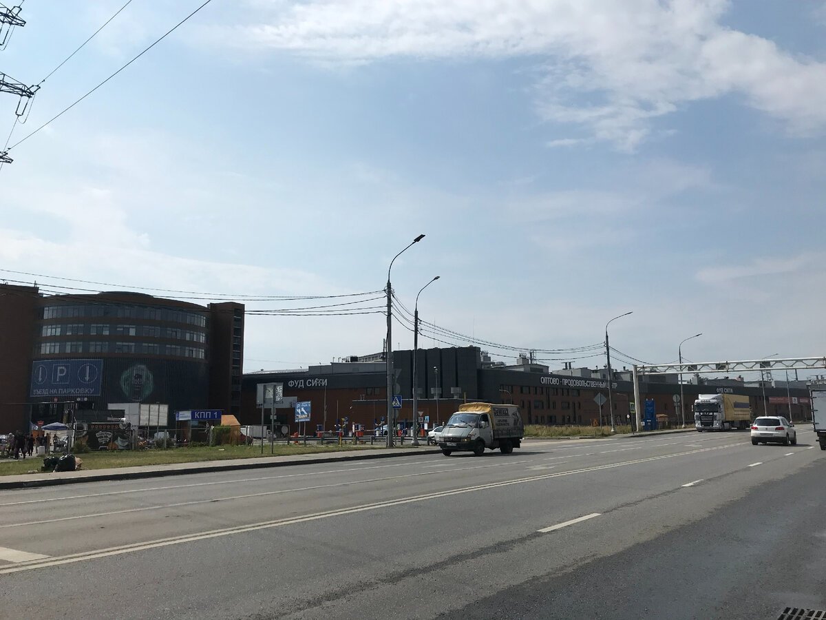 Вид на один из входов в Фуд-сити