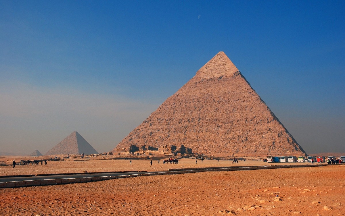 Фото взято на сайте http://fotoart.org.ua/ru/travel/africa/egypt-summer-pyramid/