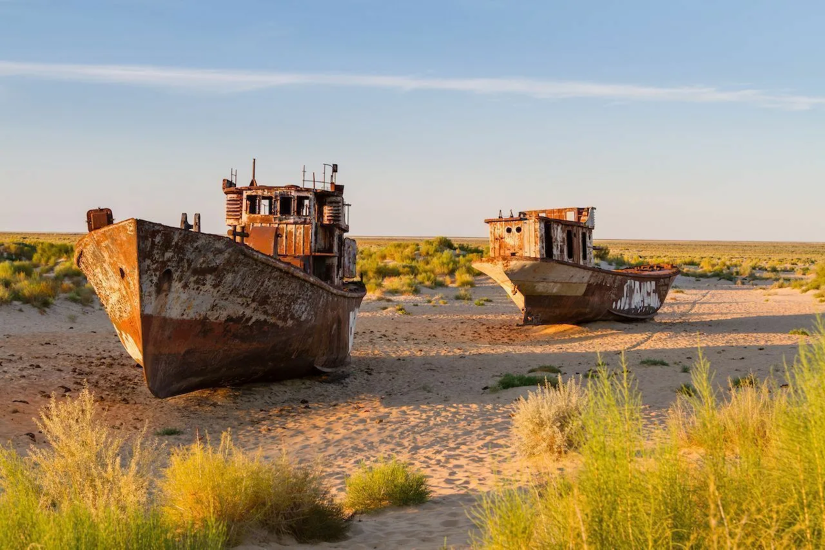 Обмеление моря. Муйнак Узбекистан кладбище кораблей. Муйнак Аральское море 1960. Высохшее море Аральское море. Гибель Аральского моря 1960-2007.