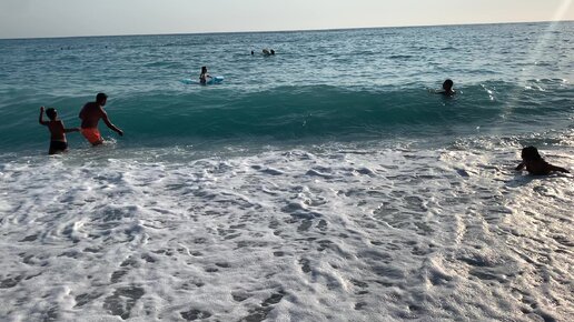 Как же круто прыгать через волны!!! 😍 Вода очень тёплая! 🥰 | By Катерина СакінFacebook