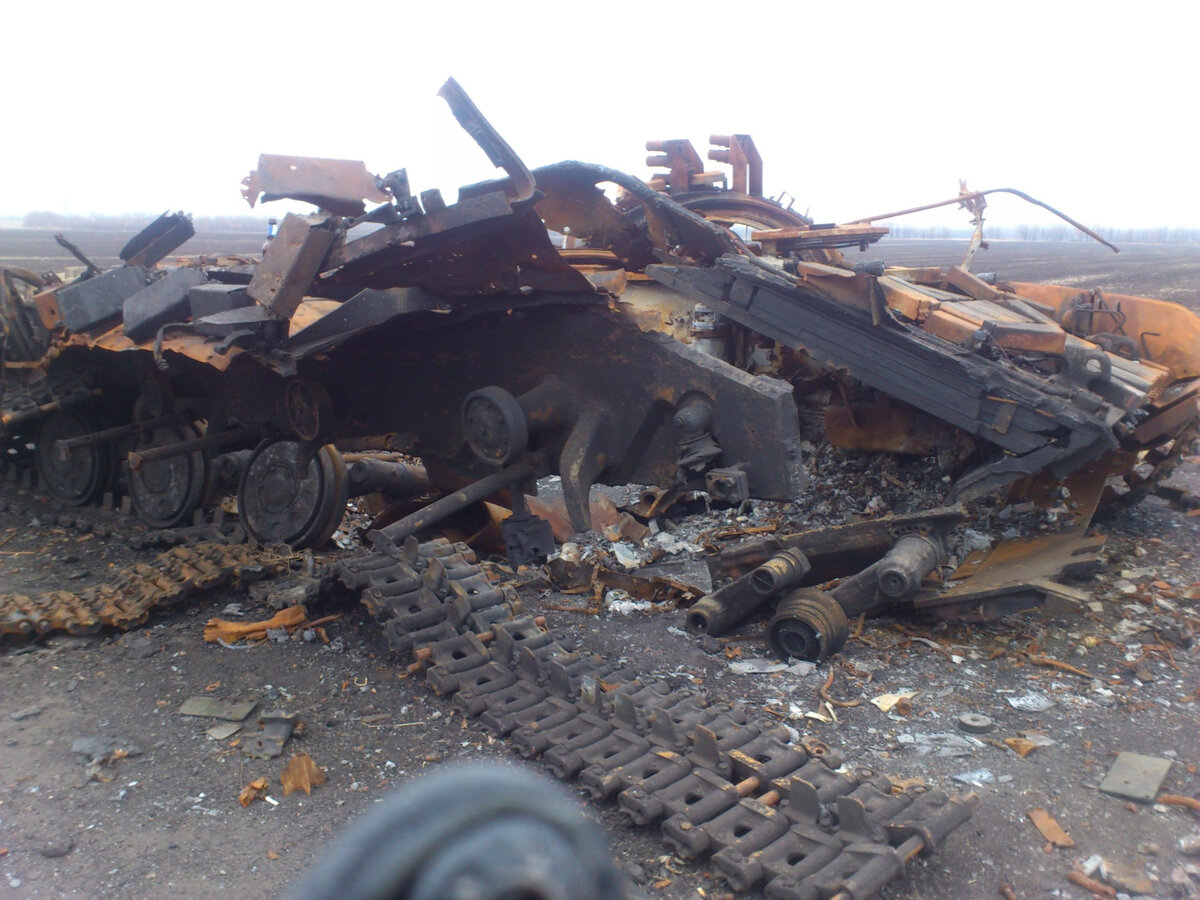 Остатки корпуса Т-64БВ, уничтоженного внутренней детонацией и пожаром