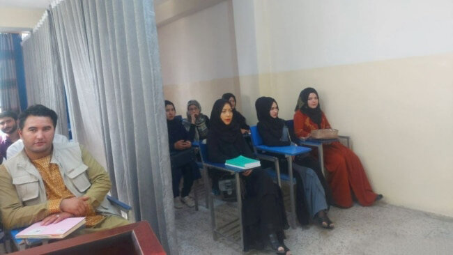 Разделительная занавесь в университете.