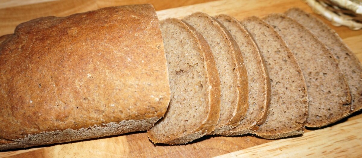 Хлеб на сыворотке можно испечь как пшеничный,так и ржаной.Есть один нюанс:чем кислее сыворотка,тем плотнее получается буханка хлеба.Отсюда вывод:свежая пресная сыворотка подойдет лучше для пшеничного хлеба,а более кислая-для ржаного.