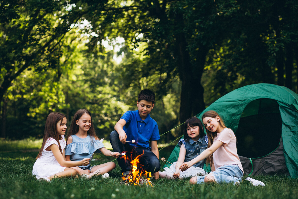 Child camping. Детский лагерь в лесу. Дети лагерь пикник. Походный лагерь. Дизайн для детского лагеря на природе.