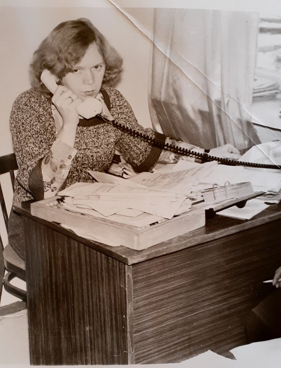 На телефоне, 70-е. Фото: автора.