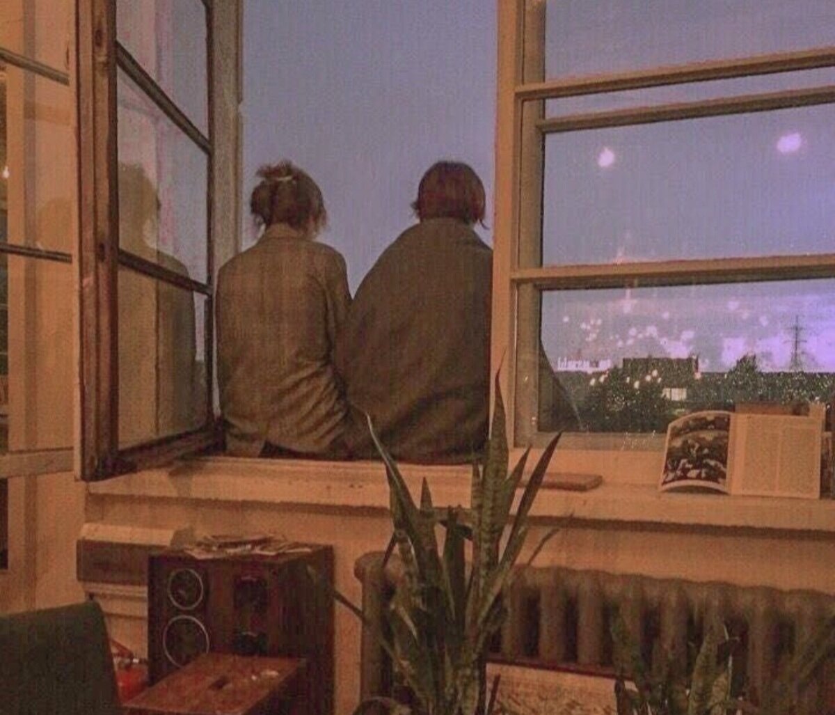 Поверьте, иногда достаточно просто посидеть рядом друг с другом и помолчать, и вовсе не обязательно делать это на подоконнике.