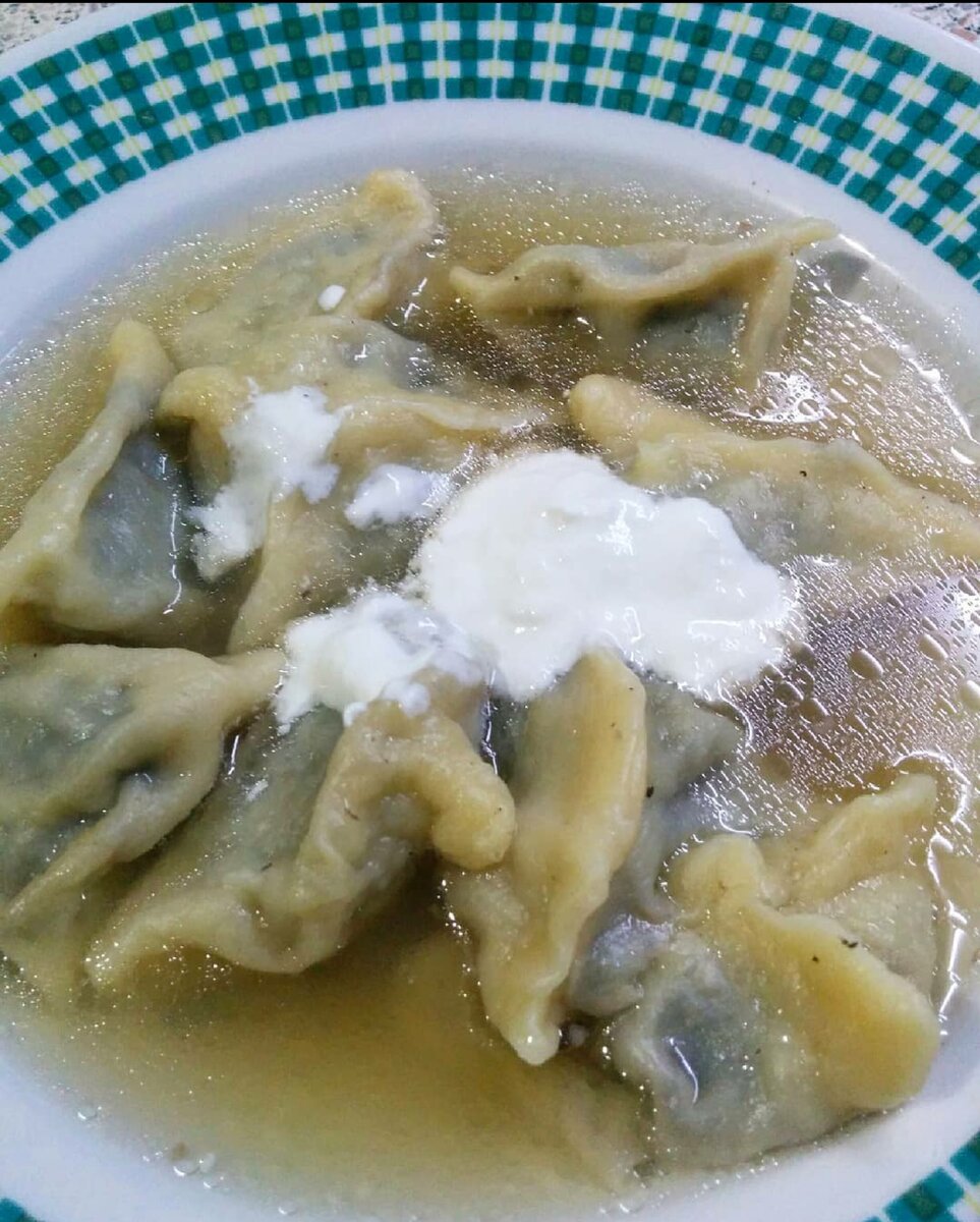 Варите пельмени в бульоне для насыщенного вкуса