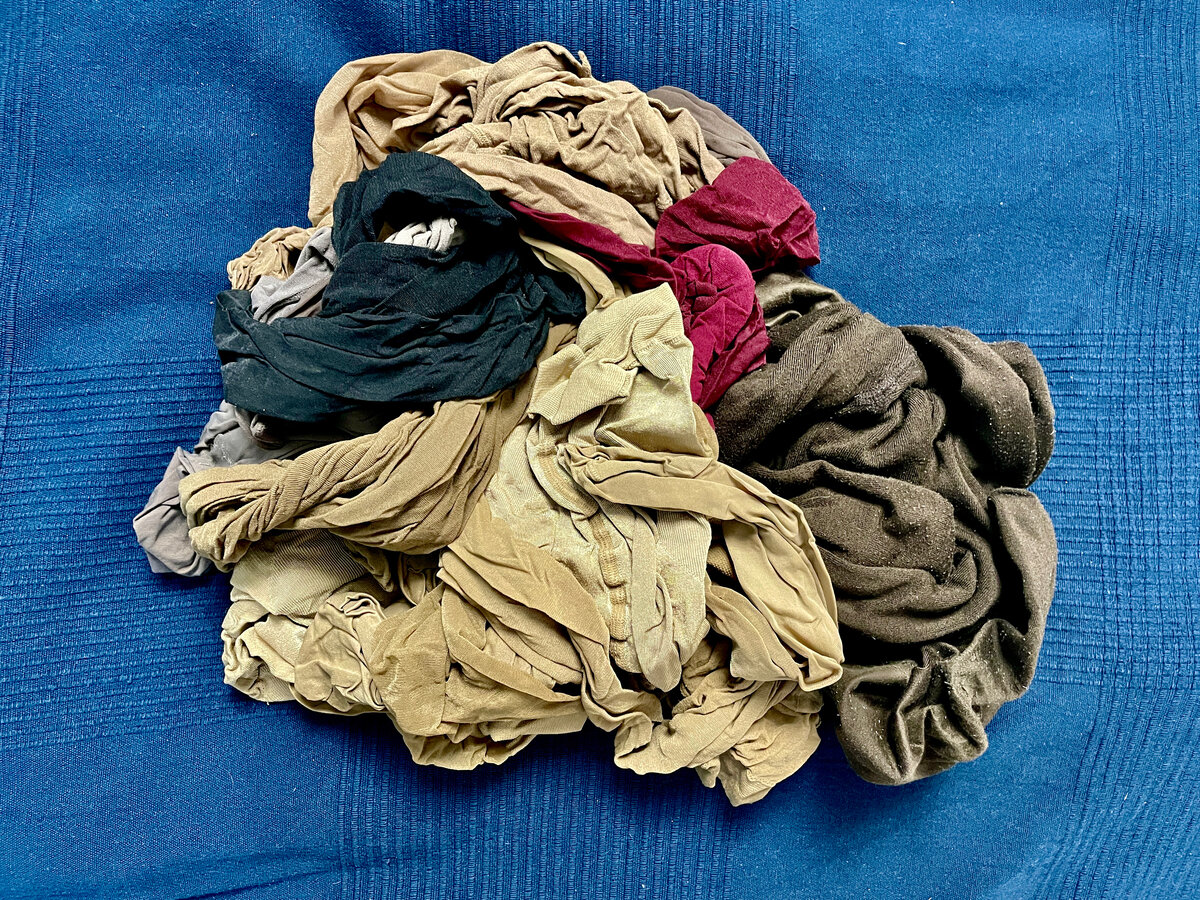 Я даже на представляю как я могла одевать многие цвета колготки, не помню давно это было возможно модно было. Сейчас ограничена телесные 20d и чёрные 40d все другое не рассматриваю 