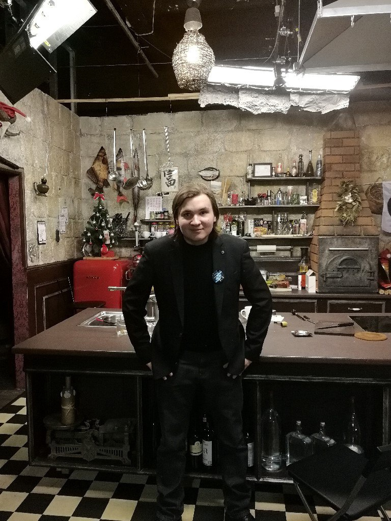 Неизменная аватарка этого канала. Здесь автор ещё сильно юнее и свежее, нежели теперь...