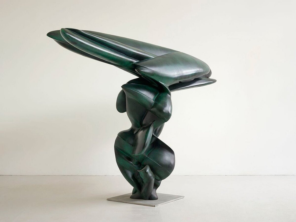 На этом и следующем фото - скульптуры Тони Крэгга. Очень современные формы, но является ли это Contemporary art? Скорее, да, чем нет. это не просто современный абстракционизм - формы имеют сходство с реальными объектами.