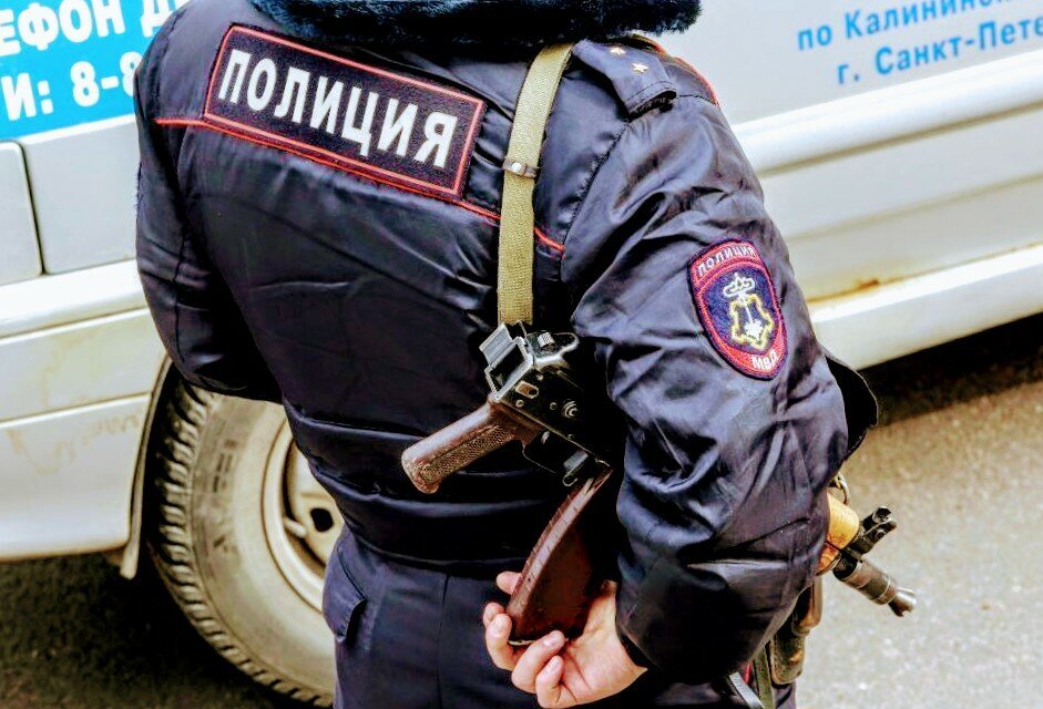 24 о полиции. Бьют сотрудника полиции. Переделанная надпись полиция. Полиция надпись картинки.