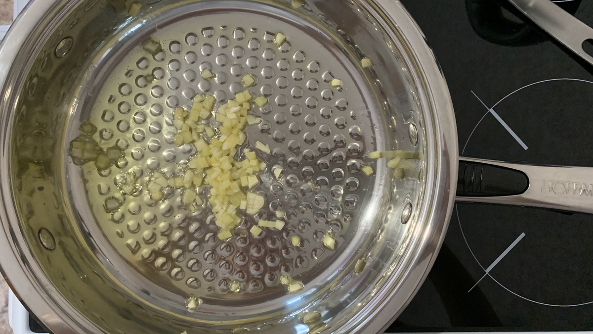 Чеснок и корень имбиря должны лишь слегка "озолотиться"