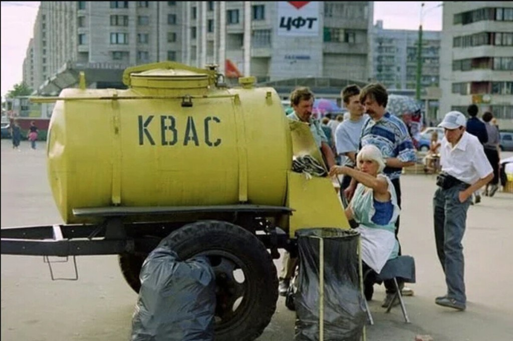 Квас как из бочки в ссср. Квас в бочках в СССР. Желтая бочка квас СССР. Бочка с квасом СССР. Пивная квасная бочка СССР.