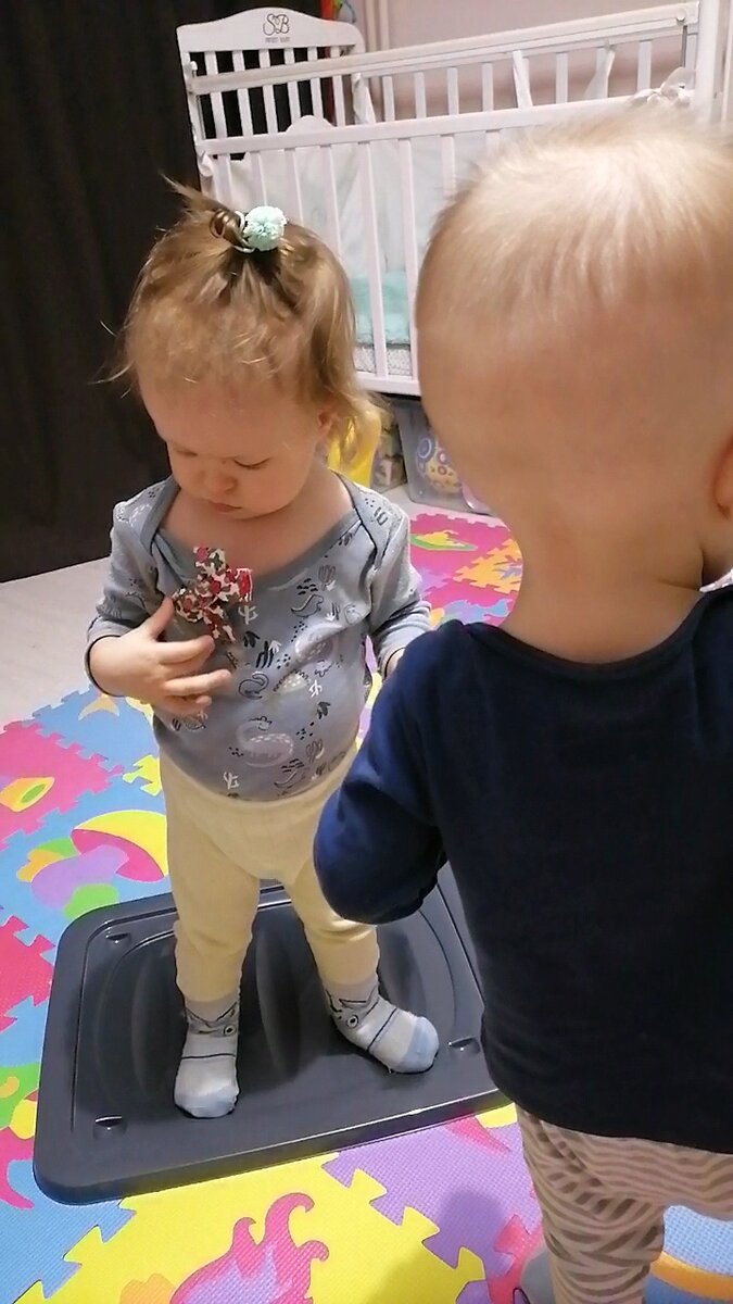 Приучаем Юлю к заколкам и резиночкам, пока не очень получается) 